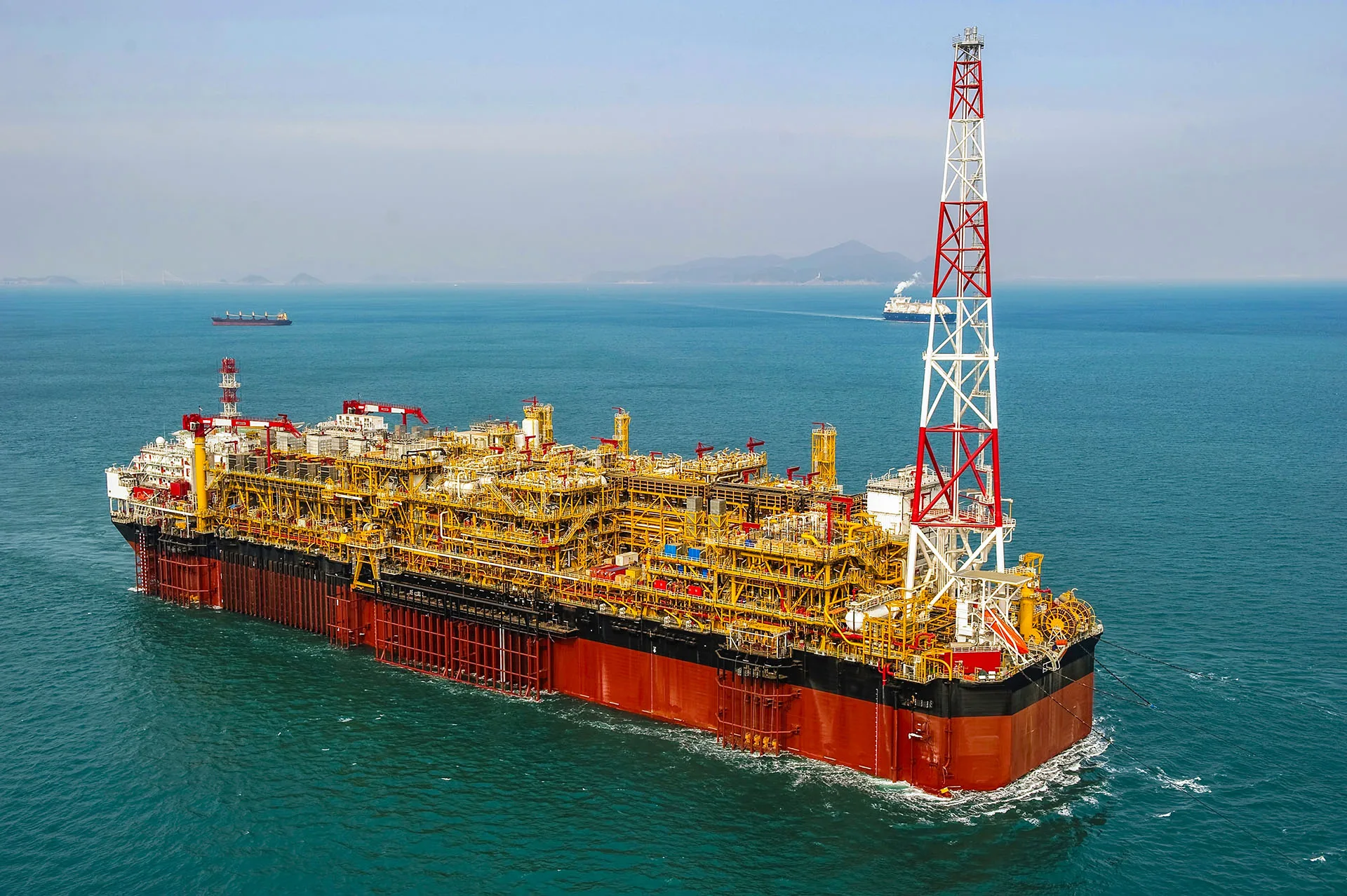 Floating Production Storage and Offloading oil and gas plateform monitored by GFX Industrial Rack Floating Production Storage and Offloading oil and gas plateform monitored by GFX Industrial Rack