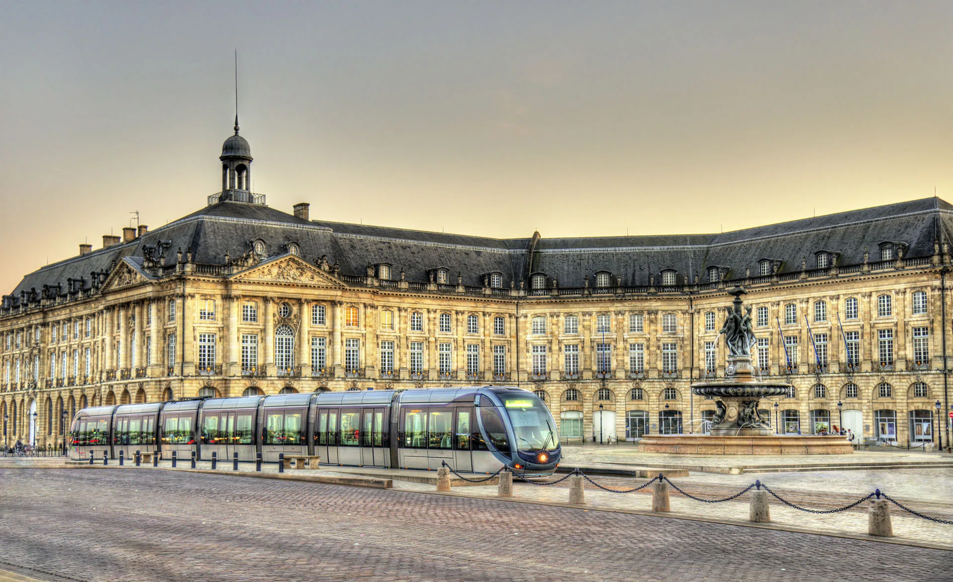 Real-time tram location with GFX stream for ETA forecasts, platform management, and multimodal travel updates